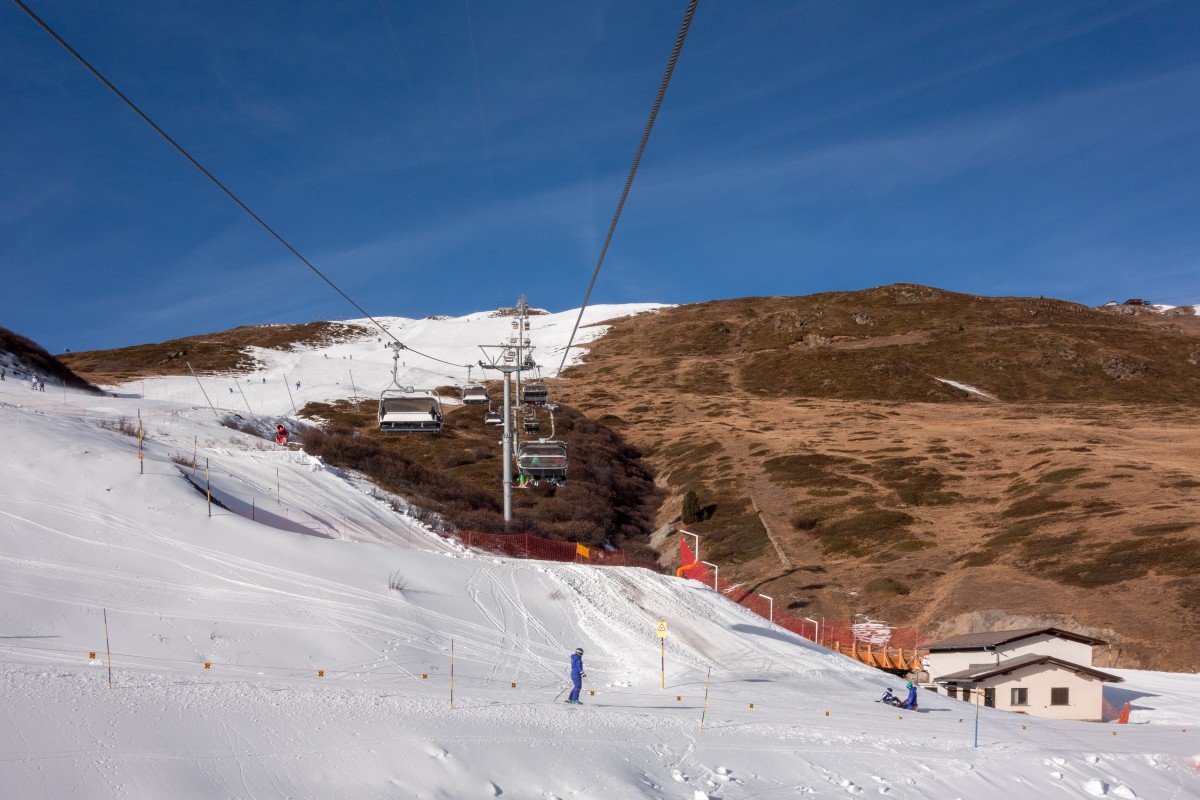 Sesselbahn Salastrains-Munt da San Murezzan mit der ehemaligen Talstation des Vorgängerschlepplifts von Habegger am rechten Bildrand, Dezember 2015