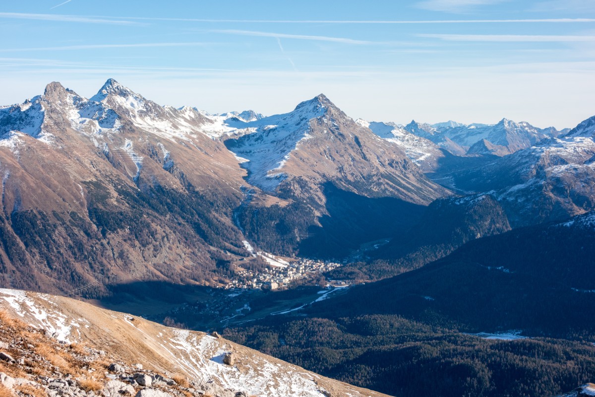 Blick auf Pontresina mit dem beschneiten Übungshang, Dezember 2015