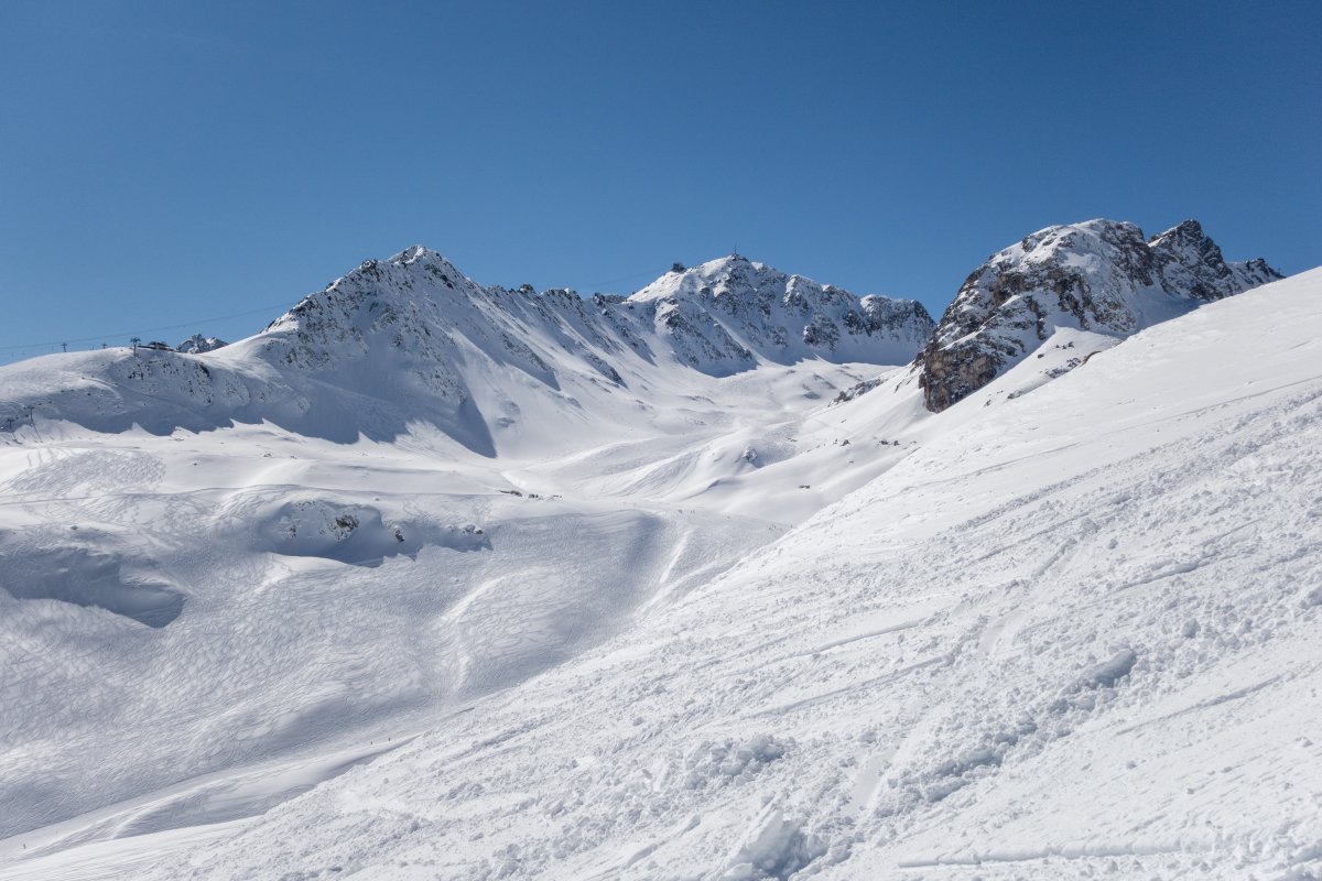 Blick von Trais Fluors auf das Val Schlattain und den Piz Nair, März 2019