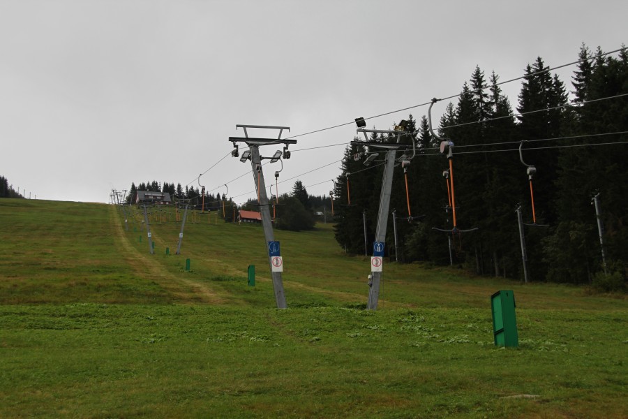 Der Doppelskilift Javor im Skigebiet von Pec pod Sněžkou, September 2010