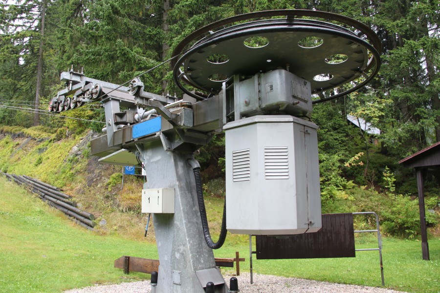 Ein weiterer Doppelmayr-Schlepplift, der Schlepplift Zahrádky. Offenbar wurde das Skigebiet vor einigen Jahren komplett durch Doppelmayr erneuert. Dieser Lift hatte bereits einen Vorgänger, dem Talstationsgebäude nach dürfte er von Transporta Chrudim gewesen sein, September 2010