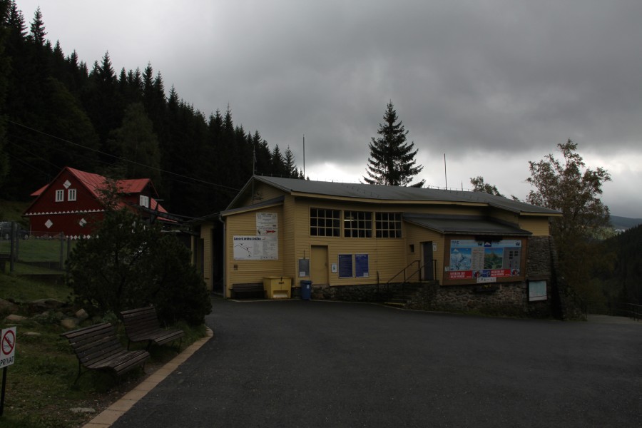 Talstation der mit Abstand ältesten und interessantesten Bahn in Pec pod Sněžkou: Die Bahn zur Schneekoppe (Sněžka), ein VR101 Lizenzbau der Firma Transporta Chrudim, September 2010