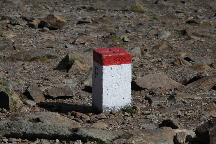 Die Staatsgrenze zwischen Polen und Tschechien verläuft genau über den Gipfel der Schneekoppe, September 2010