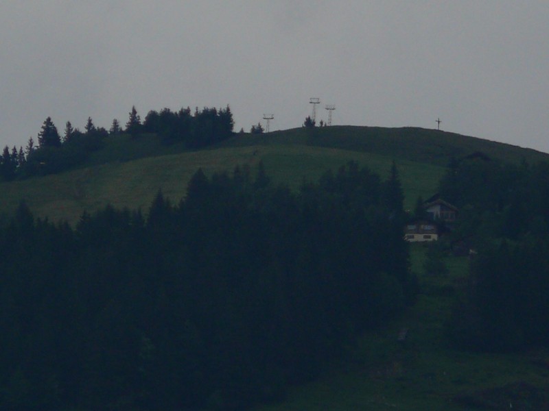 Von der Strasse Richtung Isenthal hat man auch einen Blick auf den Schlepplift Eggberge, ein Oehler, Juli 2008
