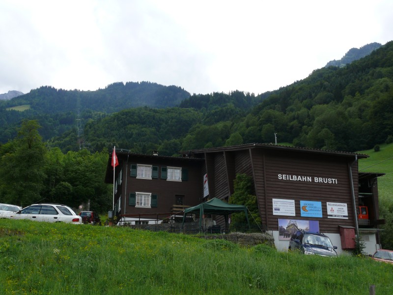 Die zweite Sektion ist wesentlich grösser und führt über 6 Zwischenstützen hinauf zum Brüsti. Auch diese ist von Küpfer erstellt worden. Bis zur Mittelstation kommt auch noch mit dem Auto, Juli 2008