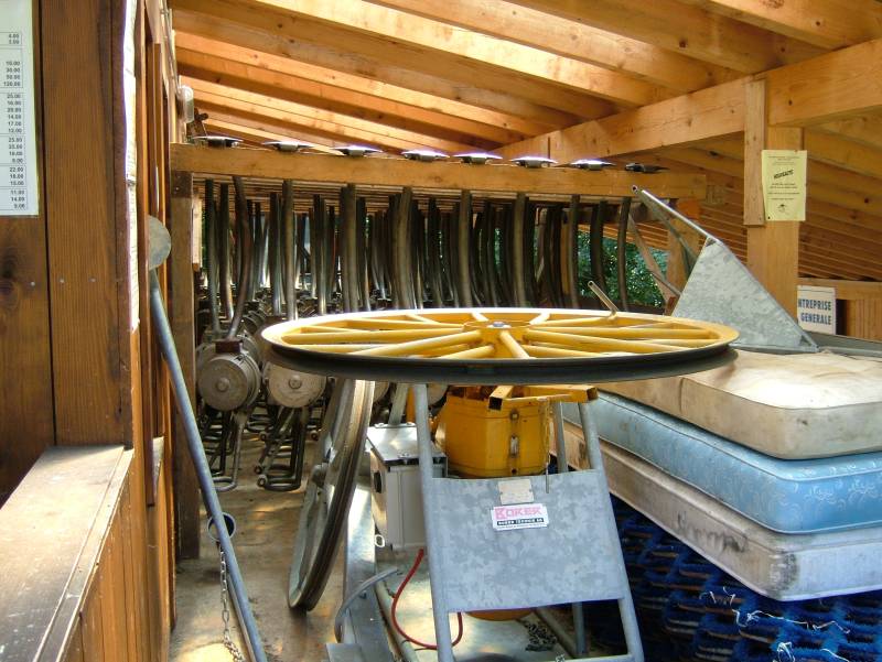 In einem Schuppen stehen die Gehänge des Schlepplifts La Balère und ein Seillift, Juli 2006