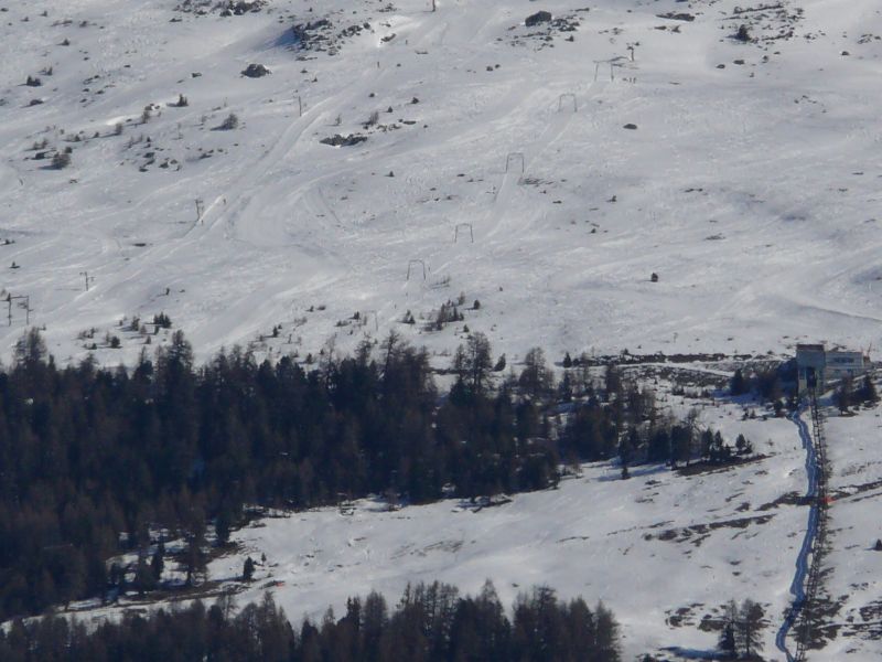 Station Tignousa mit der Standseilbahn von Garaventa und dem Übungsskilift Par di Modzes von Müller, März 2008