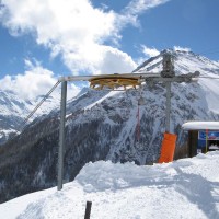 Talstation des Schlepplifts Nouva, eine fixe Umkehr. Sowohl Antrieb als auch hydraulische Spannung befinden sich am Berg, März 2008