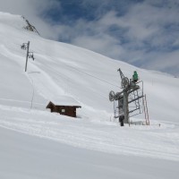 Blick zum Schlepplift Remointze, ebenso von Poma, aber viel neuer. Der Lift kann nicht älter als 10 Jahre sein, März 2008