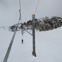 Schlepplift Mont Dolin, man beachte den Bodenabstand des talfahrenden Seils! März 2008