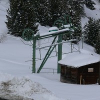 Talstation des Schlepplifts La Gitza. Durch seine Stilllegung gehen leider zahlreiche Pisten verloren. Auch er stammt noch aus den Anfängen des Gebiets und wurde von Poma erbaut, März 2008