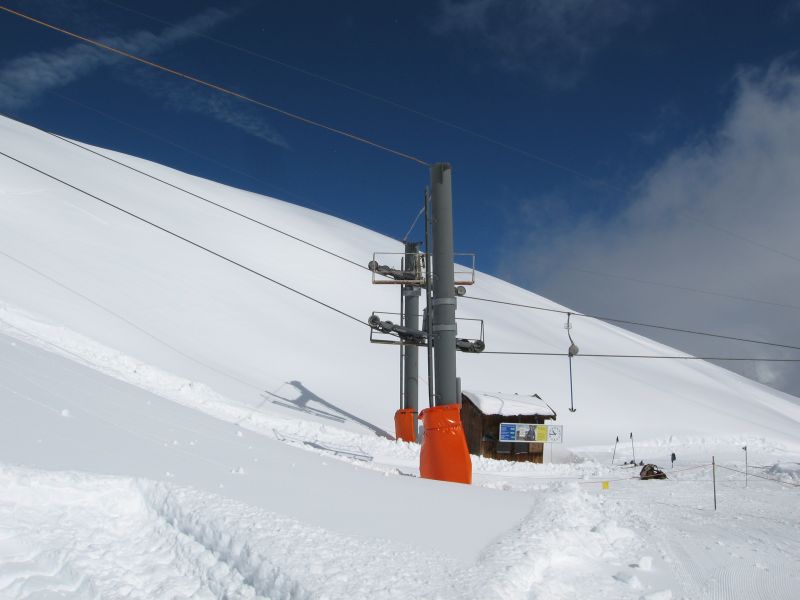 Talstation des Schlepplifts Mont Rouge, der zum höchsten Punkt des Gebietes führt, März 2008