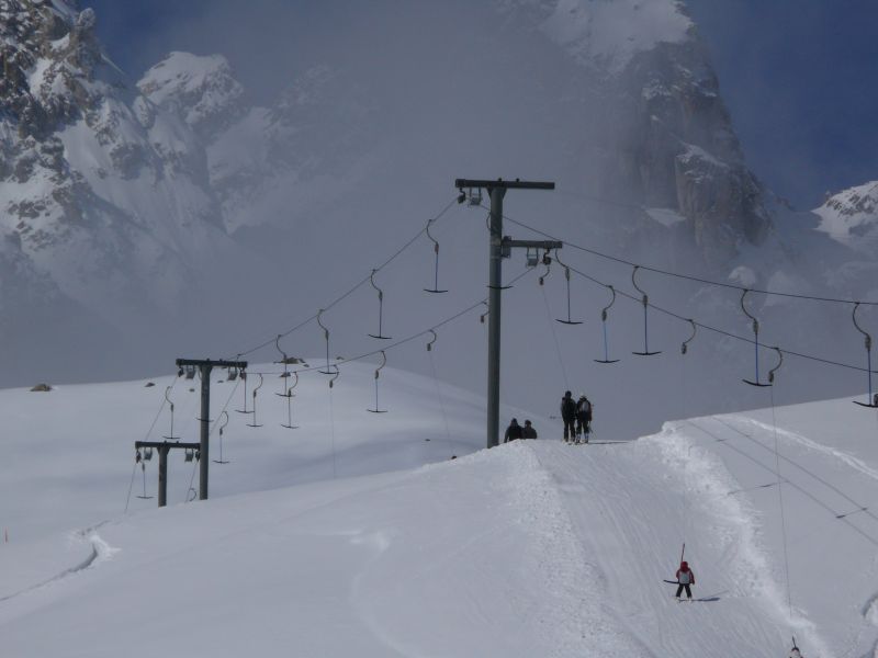 Strecke Schlepplift Mont Rouge vor dem Berg, der ihm seinen Namen gibt, März 2008