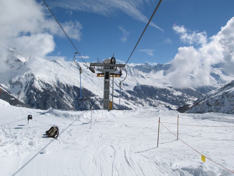 Talstation und Einstiegsbereich des Schlepplifts Mont Rouge, März 2008