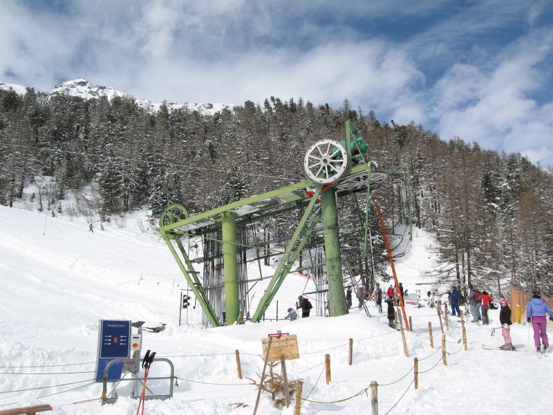 Blick zur längsten und schwersten Anlage im ganzen Gebiet, dem Schlepplift Les Fontanesses, März 2008