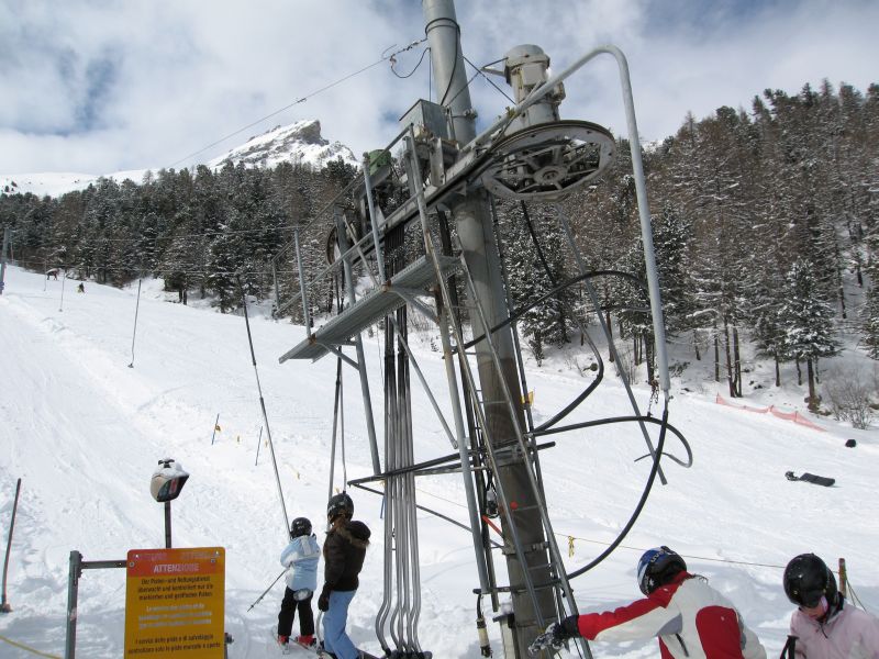 Talstation des paralleln Übungsskilifts Le Torrent, März 2008
