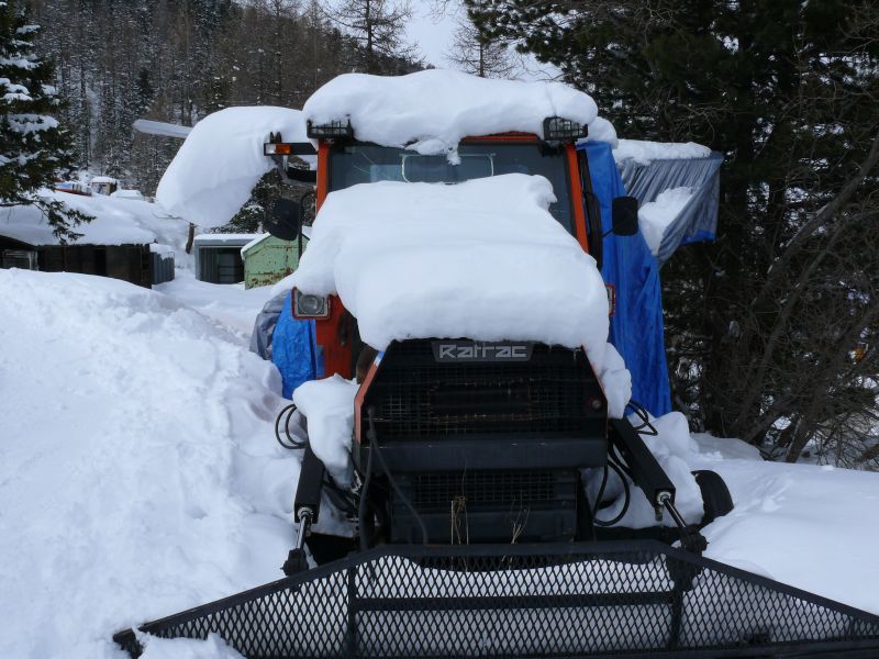 Einer von zahlreichen Ratracs im Gebiet, die aber scheinbar alle nicht mehr betrieben werden... März 2008