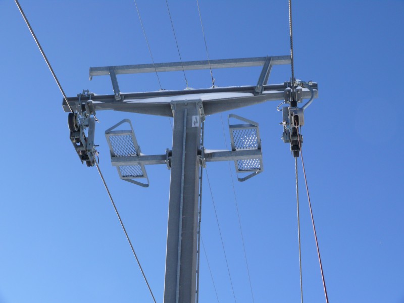 Schlepplift Dachberg - die Stützennummerierung deutet auf Habegger hin - vermutlich dürfte der Lift aber der ehemalige Schlepplift Munt da San Murezzan gewesen sein, der von Garaventa stammte, Januar 2009