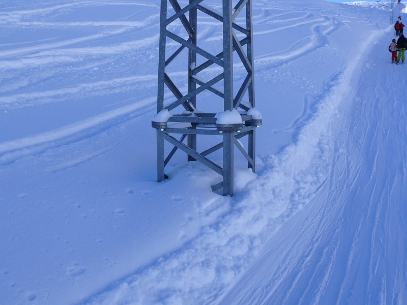 Schlepplift Dachberg - mit zuammengeschraubter Stütze, ein Indiz dafür, dass es sich um eine Occasionsanlage handelt, Januar 2009