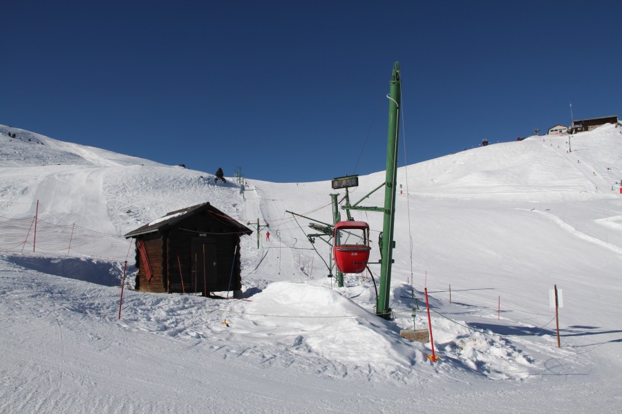 Schlepplift Chardons mit einer alten Kabine der Kabinenbahn Vercorin-Crêt du Midi, März 2012