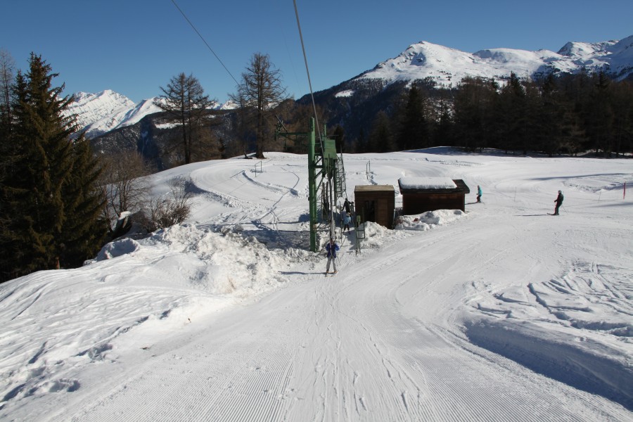 Talstation des Schlepplifts Vercorin. Nur noch fünf Poma-Schlepplifte mit Abspannung im Tal gibt es in der Schweiz, März 2012
