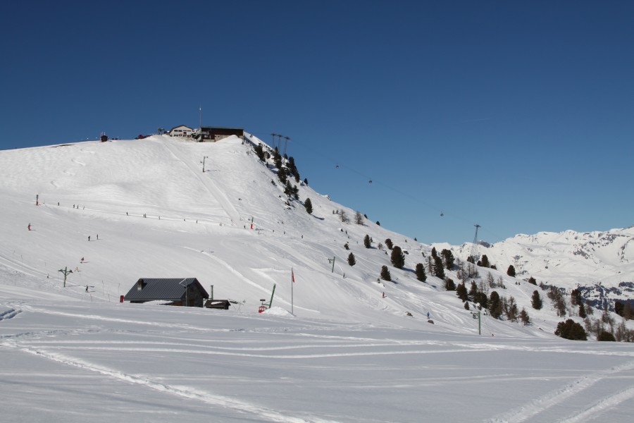 Blick zum Crêt du Midi samt Schlepplift und Kabinenbahn, März 2012