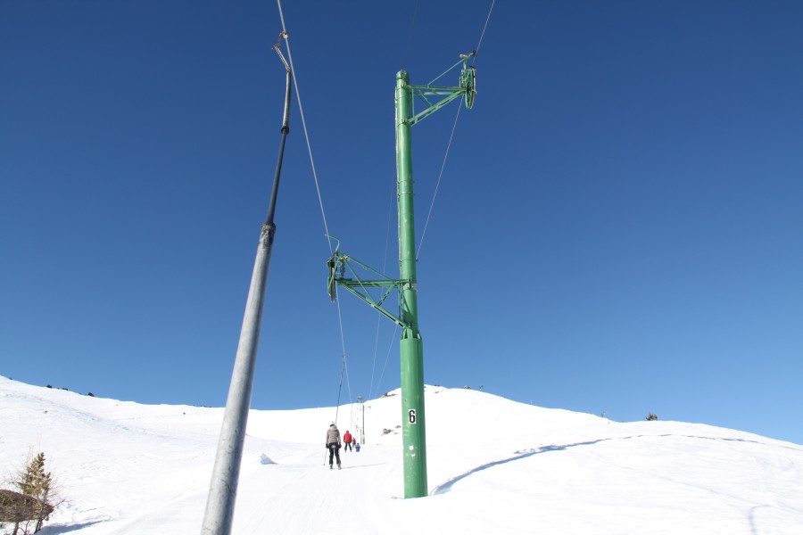 Schlepplift Cabanon, hier interessantereweise mit flanschverschraubten Stützen, wie man sie eigentlich nur von Montaz Mautino kennt, März 2012