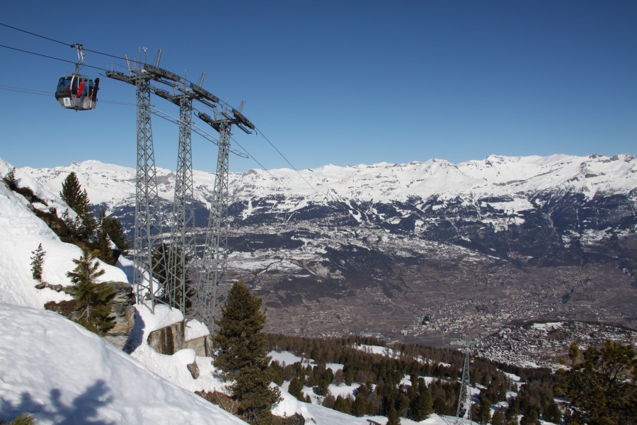 Kabinenbahn Siegeroulaz-Crêt du Midi mit ihrer charakteristischen Dreifach-Stütze vor der Bergstation, März 2012
