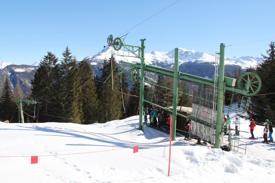 Talstation des Poma-Schlepplifts Siegeroulaz-Crêt du Midi. Im Gegensatz zu den beiden Kabinenbahnen, die ihren Antrieb in der Station Siegeroulaz besitzen, wird der Schlepplift vom Berg aus angetrieben, März 2012