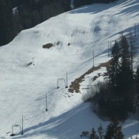 Der Schlepplift Le Revers von Städeli, nun im Winterkleid. Die Tellerlift-Anlage ist für einen Übungslift doch recht steil, März 2010