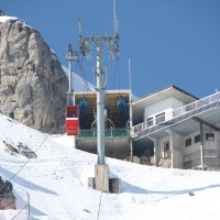 Blick zur Bergstation der kurzen, aber steilen Verbindungsbahn von Les Gouilles zum Bergrestaurant Videmanette, März 2010