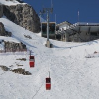 Strecke dieser Luftseilbahn, die einerseits die Verbindung zur Kabinenbahn nach Rougemont herstellt, andererseits aber auch den einzig halbwegs steilen Hang des Gebietes bedient, März 2010