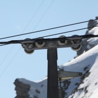 Luftseilbahn Les Gouilles-La Videmanette. Die Klemme erinnert sehr an die Müller-Kuppelklemmen. Kein Wunder, sie stammt ja auch vom gleichen Hersteller, März 2010