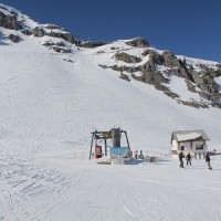 Talstation der Luftseilbahn Les Gouilles-La Videmanette sowie die Bergstation der fixen Sesselbahn Rubloz, März 2010