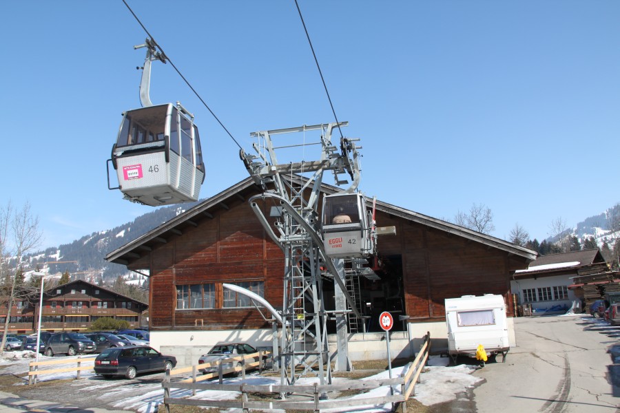 Talstation, Gstaad-typisch im Chaletlook, März 2010
