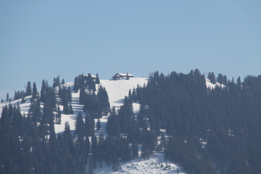 Zoom zur Höhi Wispile, links die Bergstation der Kabinenbahn, rechts die der ersatzlos abgebauten Sesselbahn Abendweide von Müller, März 2010