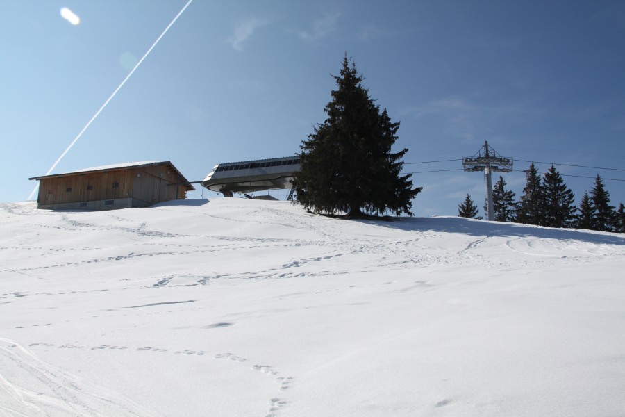 Blick zur Bergstation der Sesselbahn Rübeldorf-Rössfälli. Die Anlage ist eine moderne Sesselbahn von Doppelmayr mit einer Kompaktstation am Berg, März 2010