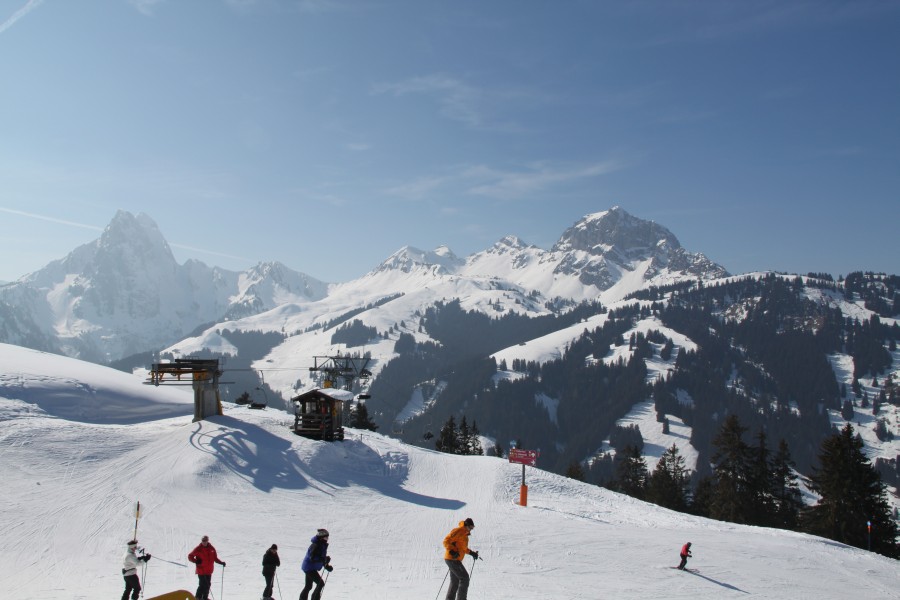 Schlichte Bergstation der Sesselbahn Chalberhöni-Vordereggli. Im Hintergrund die Videmanette, März 2010