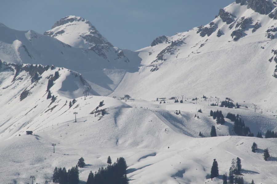 Zoom nach Les Gouilles, Dreh- und Angelpunkt des Skigebietes Videmanette, März 2010