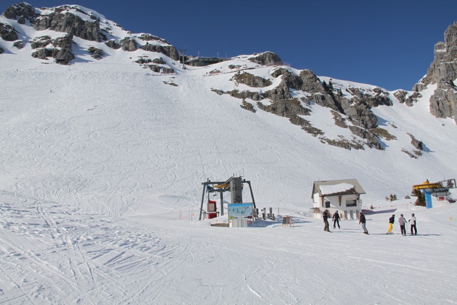 Talstation der Luftseilbahn Les Gouilles-La Videmanette sowie die Bergstation der fixen Sesselbahn Rubloz, März 2010