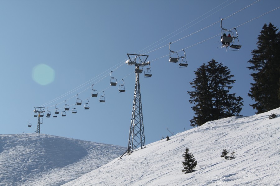 Sesselbahn Rubloz von Garaventa. Die Bahn ist seit dem Bau der Sesselbahn Les Gouilles sehr schwach frequentiert, da man sie nicht mehr zwangsläufig benötigt, um nach Les Gouilles zu kommen. Bei der alten fixen Sesselbahn war dies noch anders, März 2010