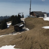 Sesselbahn Sodoleuvre-La Croix des Chaux mit der Talstation des Vorgängers im oberen Teil, dem Schlepplift Sezette, März 2011