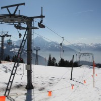 Schlepplift Plan Métroz, dahinter die Zubringerkabinenbahn aus Gryon, Barboleusaz-Les Chaux, März 2011