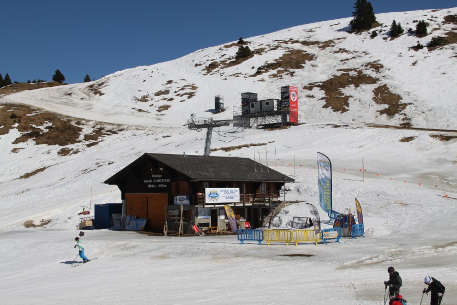 Talstation der alten Städeli-Sesselbahn Chamossaire, die auf neuer Linie durch die Leitner-Sesselbahn ersetzt wurde. Dahinter die Bergstation des Poma-Schlepplifts Lac Noir-Morgex, März 2011