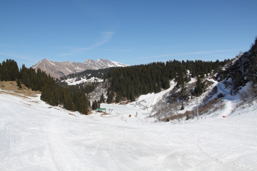 Blick auf die Abfahrt vom Col de Bretaye zum Lac Noir. Rechter Hand wieder der Schlepplift Lac Noir-Morgex, März 2011