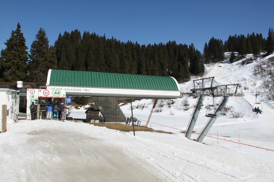Talstation der Sesselbahn Lac Noir-Chaux Ronde, in der Hauptsaison chronisch überlastet, März 2011