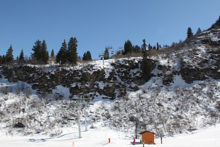 Sesselbahn Lac Noir-Chaux Ronde von Baco-Poma, rechts der Schlepplift Lac Noir-Morgex, März 2011