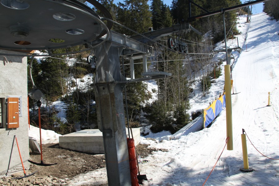 Der Schlepplift Gryonne-Sodoleuvre stellt die Verbindung von Villars nach Gryon dar, März 2011