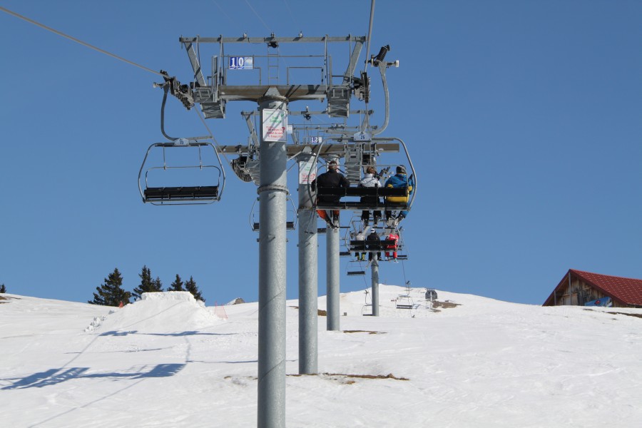 Sesselbahn Sodoleuvre-La Croix des Chaux. Nach 2/3 der Strecke erfährt die Bahn eine leichte Rechtskurve, die mit schrägen Rollen bewältigt wird, März 2011