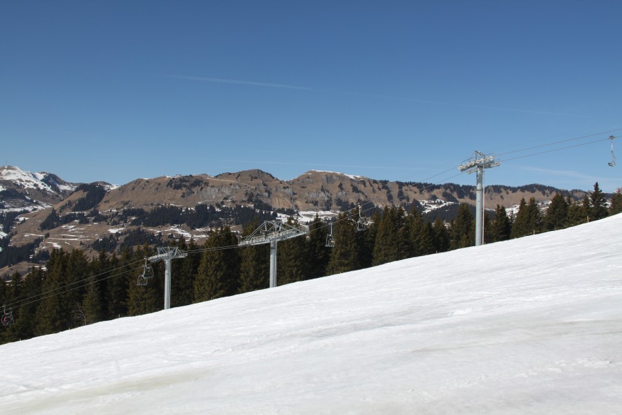 Kurve der Sesselbahn Sodoleuvre-La Croix des Chaux, März 2011